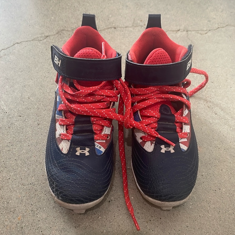 Boys Under Armour baseball cleats size 12